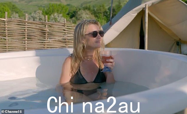 令人惊叹:海伦·斯凯尔顿 (Helen Skelton) 在拍摄新的第 5 频道系列节目时穿着黑色比基尼展示了自己令人惊叹的身材,看起来简直太震撼了