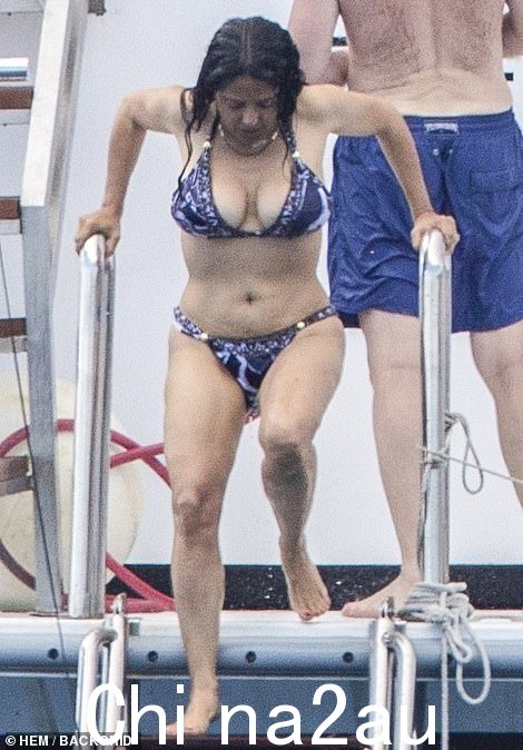 炙手可热的夏日之旅:萨尔玛·海耶克最近在墨西哥度假期间的家庭游艇旅行中展示了她所有著名的曲线
