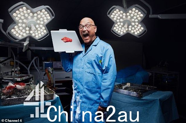 只是恶搞:格雷格出现在讽刺节目中,该节目据称是关于一家工厂生产“工程人肉”,以供人类因生活成本危机而消费的目的