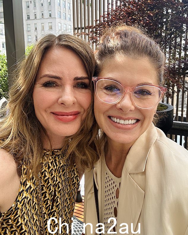 坦诚聊天:黛布拉回忆起 Trinny Woodall 的新播客《无畏》一集中的事件