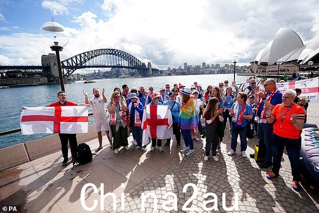 今天世界杯半决赛前悉尼歌剧院外的英格兰支持者