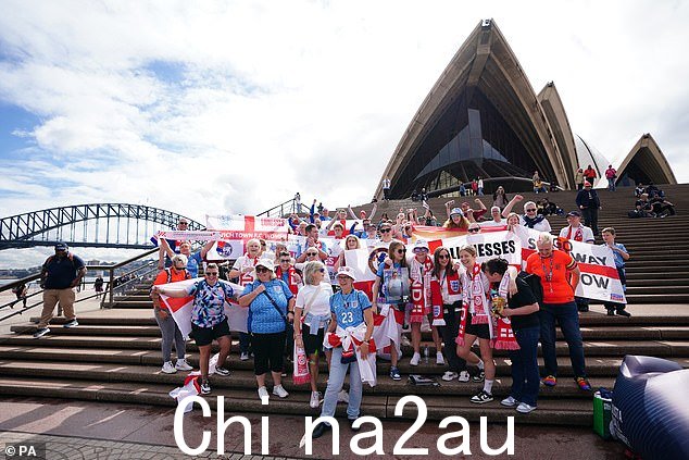 今日世界杯半决赛前悉尼歌剧院外的英格兰支持者