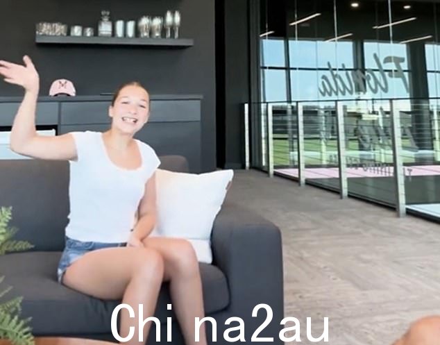 大卫·贝克汉姆的女儿哈珀也出现在了为母狮带来好运的视频中