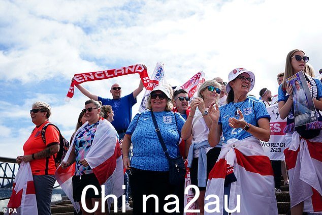 今天世界杯半决赛前悉尼歌剧院外的英格兰支持者