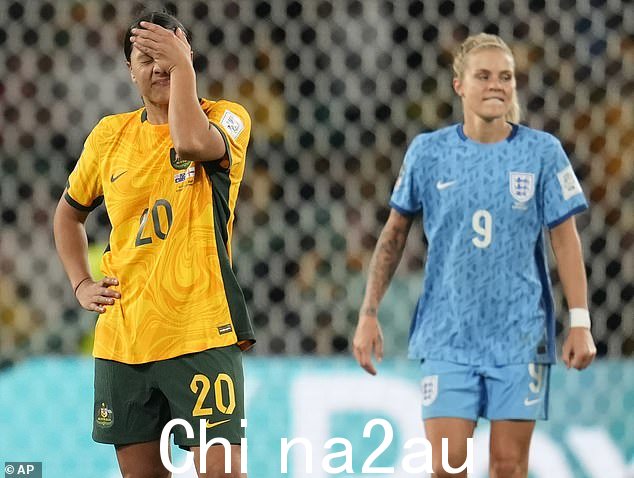 今天输给母狮队后,萨姆·科尔 (Sam Kerr) 用手捂着头,而瑞秋·达利 (Rachel Daly) 沉浸在胜利之中