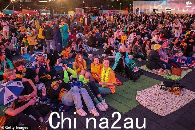 悉尼 FIFA 球迷节的球迷聚集在一起观看 2023 年 8 月 16 日玛蒂尔达斯 FIFA 世界杯半决赛对阵英格兰队的比赛