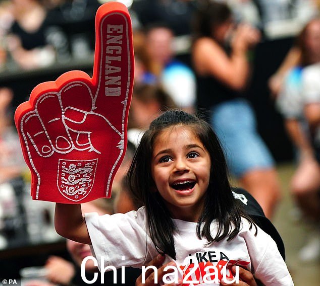 一名英格兰球迷在伦敦温布利 BOXPARK 观看 2023 年 FIFA 女足世界杯半决赛澳大利亚与英格兰之间的比赛