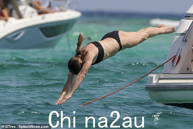 运动型:歌手跳进海里时看起来很震撼