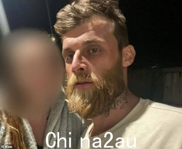三人之父安东尼·福特(上图)被指控在争吵后谋杀了辛格尔顿先生