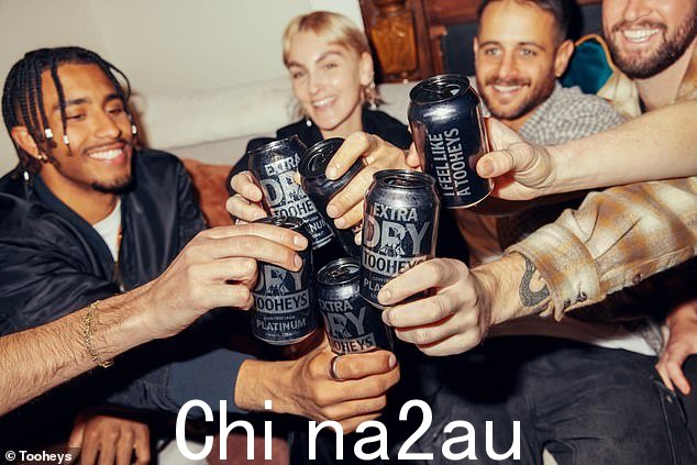 广受欢迎的 Tooheys Extra Dry Platinum 啤酒被啤酒爱好者称为“Tooheys Plat”,在多年“压倒性”客户需求后卷土重来” class=