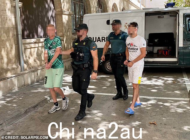 但是其他五人,都穿着被捕时穿的同样的短裤和 T 恤,在被带上法庭参加还押听证会时,没有试图掩饰自己的脸关门关押