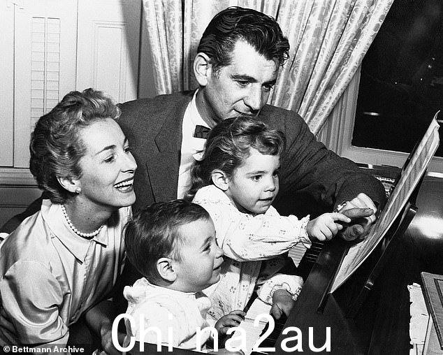 真正的交易:康涅狄格州夫妇(1957 年拍摄)于 1951 年结婚,并育有两个孩子 - 女儿杰米(玛雅·霍克饰)和儿子亚历山大(山姆·尼沃拉饰)