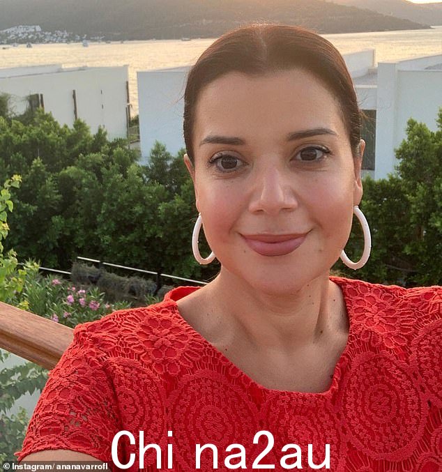 快乐女士:在一张自拍照中,安娜身穿红色上衣,戴着大耳环,容光焕发,容光焕发