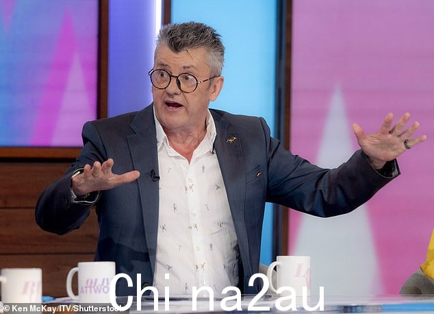 怪异事故:62 岁的 Joe Pasquale 周二出现在《Loose Women》节目中,详细描述了他在斯凯格内斯舞台上用驼鹿角刺伤自己后的濒死经历