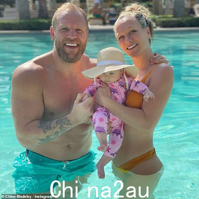 满面笑容:克洛伊和前橄榄球运动员欢迎他们的去年八月,她和女儿 Bodhi 在一起,这位明星对她的母亲之旅非常开放