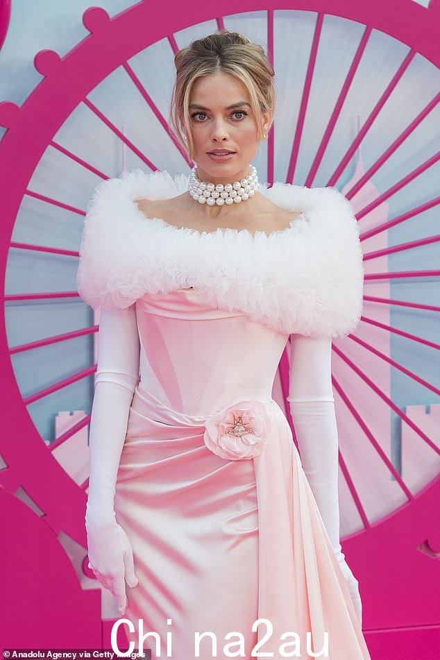Margot Robbie 被出价 250,000 英镑(492,000 澳元)出售她的脚部照片。上个月拍摄的照片