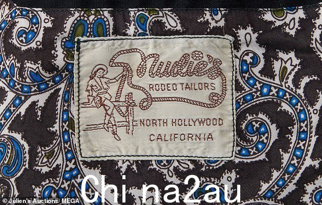 花哨:它还有一个标签,表明这件夹克来自 Nudie's Rodeo Tailors。这家裁缝店由 Nudie Cohn 经营,他因创造了引人注目的西式西装而闻名,后来被称为 Nudie Suits