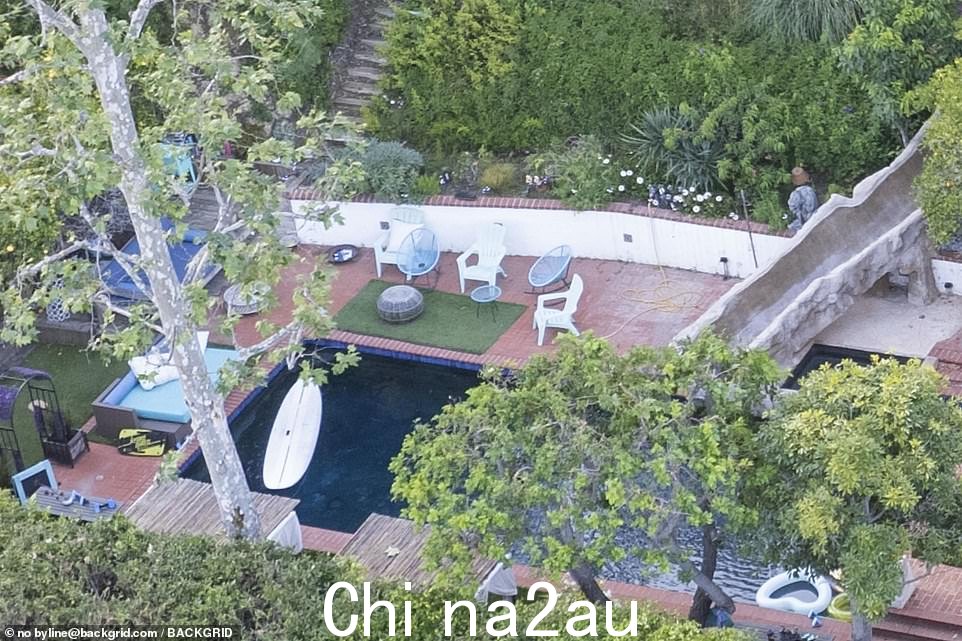 室外区域还包括一块长方形草地上的小露台区域