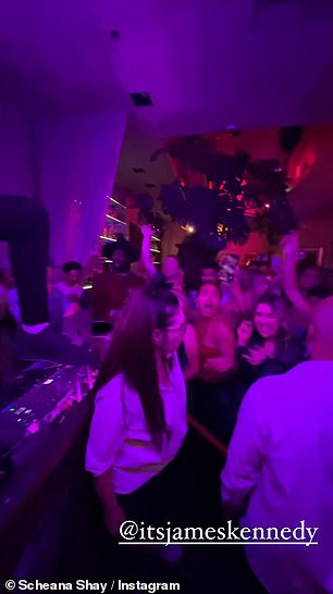 音乐:詹姆斯·肯尼迪在休息室提供现场 DJ 表演