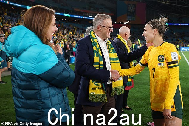 2023 年 7 月 20 日澳大利亚女足世界杯 1-0 战胜爱尔兰队后,安东尼·阿尔巴内塞向澳大利亚选手斯蒂芬·卡特利表示祝贺