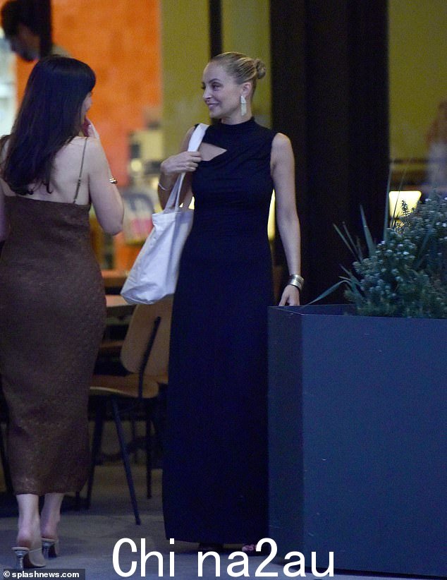 别致女士:41 岁的明星选择了一件黑色长裙,上胸部有镂空细节