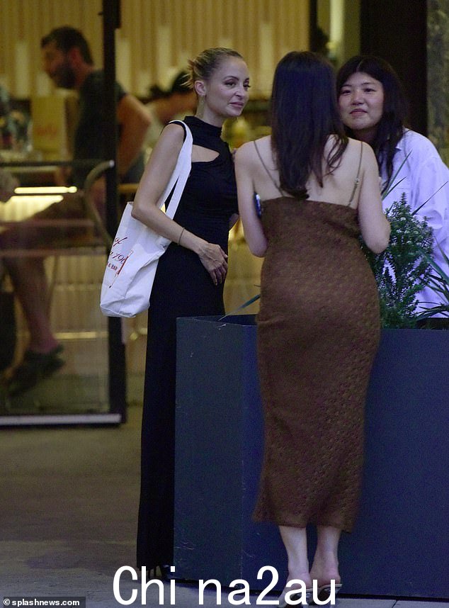 华丽:两个孩子的妈妈将无袖高领连衣裙搭配个性耳环和大手镯