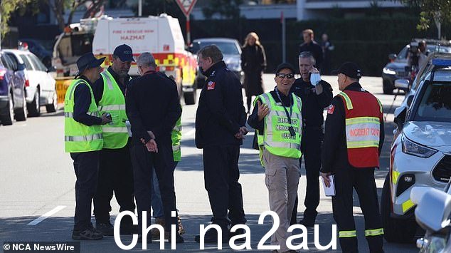 现场有两辆危险品消防车,多名警察穿着危险品防护服