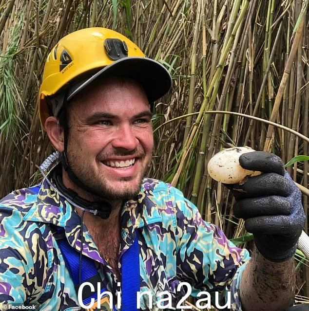 Chris 'Willow' Wilson(如图)是一位无所畏惧的鳄鱼蛋收集者,他用 30m 长的绳子摇摇欲坠地悬挂在直升机下,从鳄鱼巢中采集鳄鱼蛋