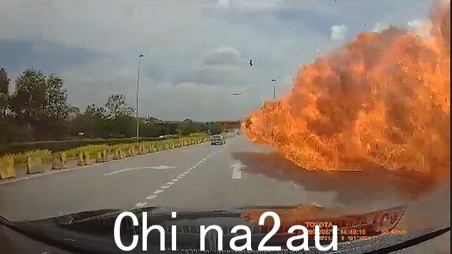 行车记录仪捕捉到飞机撞上混凝土并爆炸的那一刻
