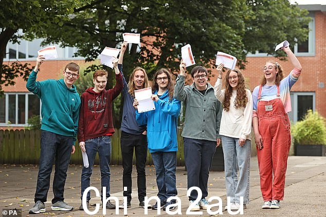 今天早上,一群学生在贝尔法斯特的拉根学院收到 A-level 成绩