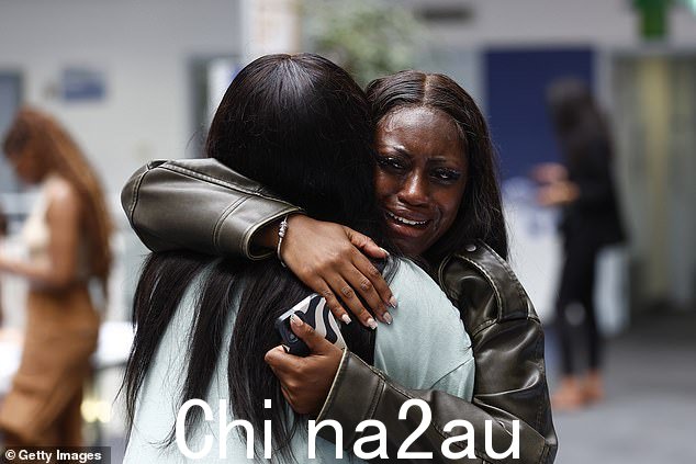 学生 Danielle Owusu Ansah 今天对伦敦城市学院的 A-level 成绩做出反应