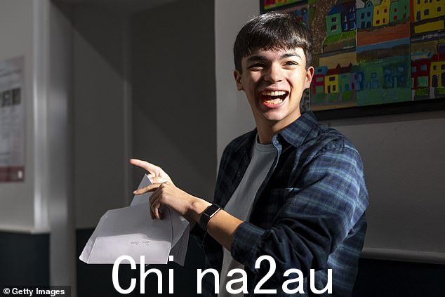 John Bose 今天在斯旺西 Ffynone House 学校收到 A-level 成绩后微笑