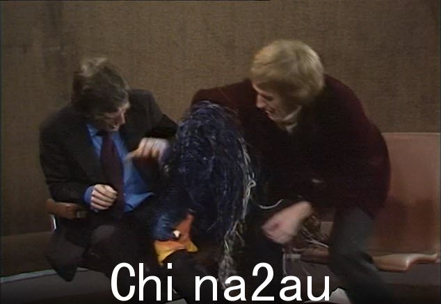 迈克尔·帕金森 (Michael Parkinson) 于 1976 年采访罗德·赫尔 (Rod Hull) 和鸸鹋 (Emu),在那里他受到了著名且滑稽的攻击