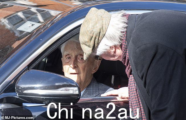 退休脱口秀主持人在向朋友告别时似乎注意到了摄像头
