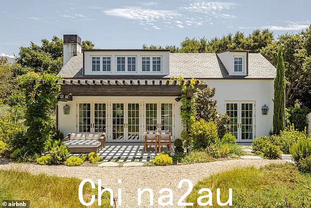 还值得注意的是,这位女演员有一些严格的家庭规则:禁止携带宠物,禁止参加派对,以及“请禁止吸烟、吸毒或从事非法活动”。然而,毒品禁令考虑到帕特洛在投资了一家横扫竞争对手的大麻公司后,已悄然成为加州的大麻女王,这似乎令人惊讶,而且一点也不虚伪。” class=