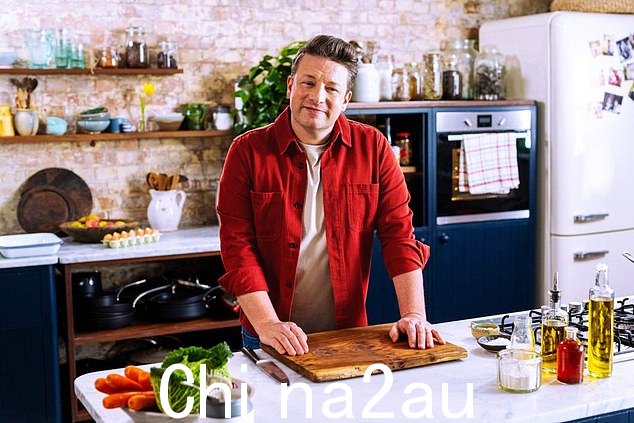 Jamie Oliver(如图)育有五个孩子,并于今年早些时候与前模特、现任童装设计师 Jools 续订了结婚 23 年后的誓言。去年,Oliver 和他的妻子还从该集团获得了租金收入60,000 英镑,与前一年相同