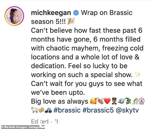 大爱:在标题中反思拍摄过程,黑发美女写道:“Wrap on Brassic season 5!!!”
