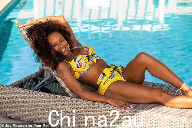 热门内容:这位女歌手穿着金丝雀黄色花朵,看起来令人难以置信比基尼