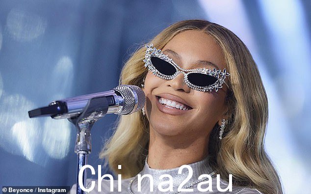 配件:Beyonce 戴着一副带装饰的猫眼太阳镜