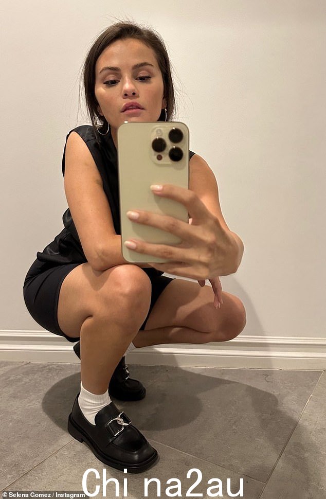 姿势:热门制作人也 sh我们通过镜子自拍更好地欣赏了她的黑色服装,因为她搭配了厚底鞋、白袜子和金圈耳环” class=