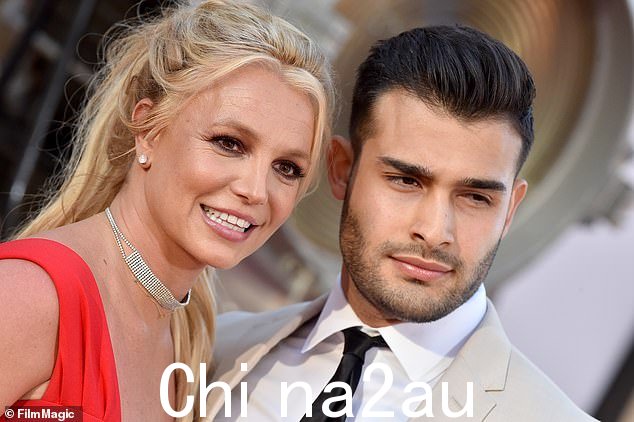 不可接受:TMZ 5 月的一部纪录片声称布兰妮在与山姆的一些争吵中对山姆进行身体攻击,但据称他保持冷静并没有反击;见于 2019 年“课程” =
