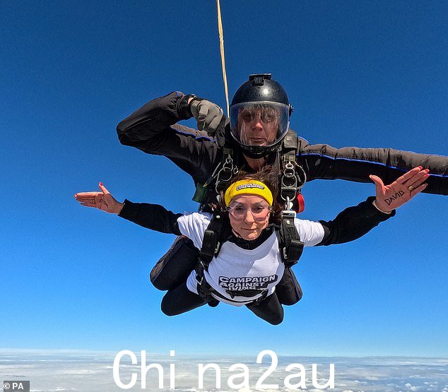 惊人:在过去的一周里,雪莉面对自己的恐惧,为预防自杀慈善机构 Calm