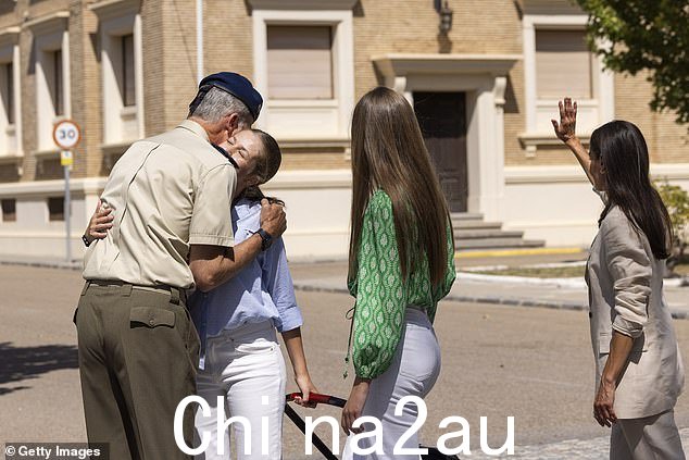 Leonor 的家人今天早上在军校为女儿送行,自豪地看着他们