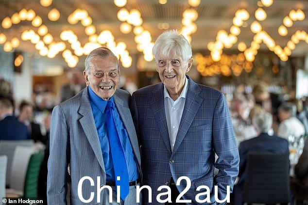 庆祝活动:有人看到主播在派对上与餐桌旁的客人聊天,同时他还与正在庆祝自己 90 岁生日的朋友 Dickie(如图)重聚