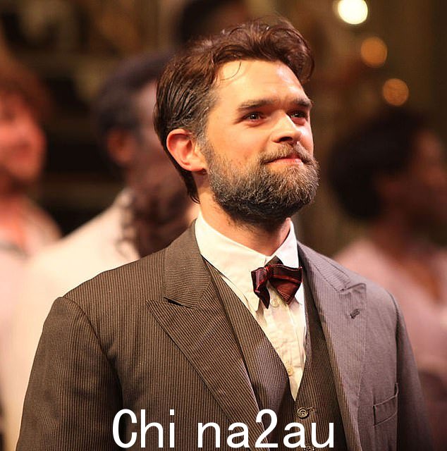 重要时刻:克里斯在特鲁里巷新伦敦剧院的舞台上,在 Show Boat 中表演