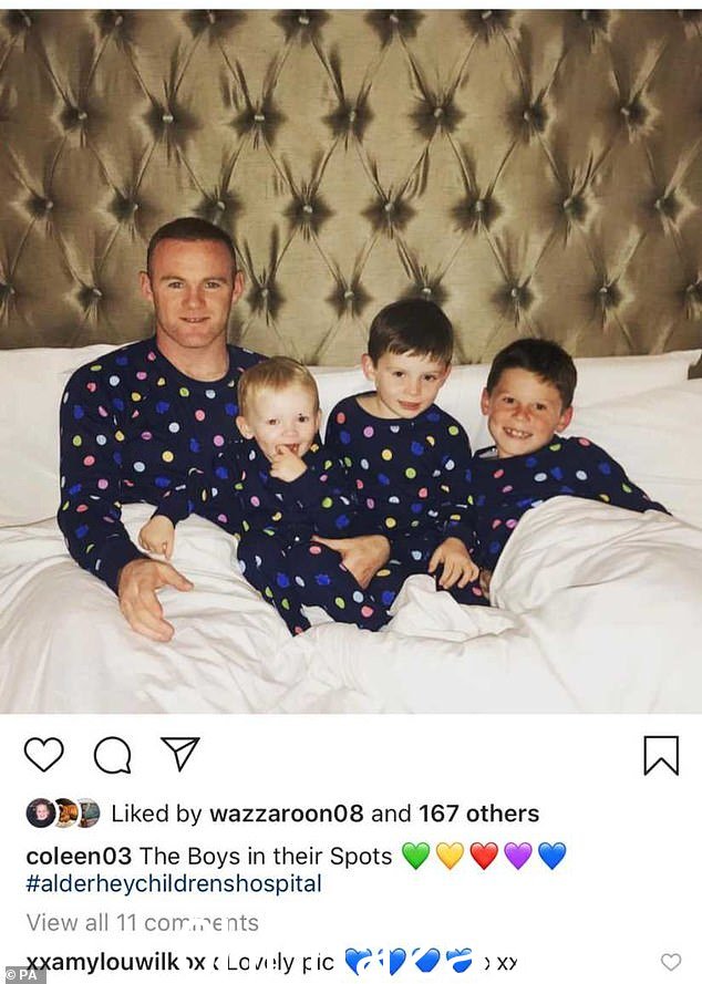 这些是丽贝卡·瓦尔迪 (Rebekah Vardy) 和科琳·鲁尼 (Coleen Rooney) 之间耗资 300 万英镑的瓦加莎·克里斯蒂 (Wagatha Christie) 诽谤案审判核心的耸人听闻的帖子和图片 - 其中许多是首次在此发布。最重要的是科琳私人 Instagram 帐户上一张著名但从未公开的照片,照片中韦恩和他的三个穿着斑点睡衣的儿子躺在床上(如图)