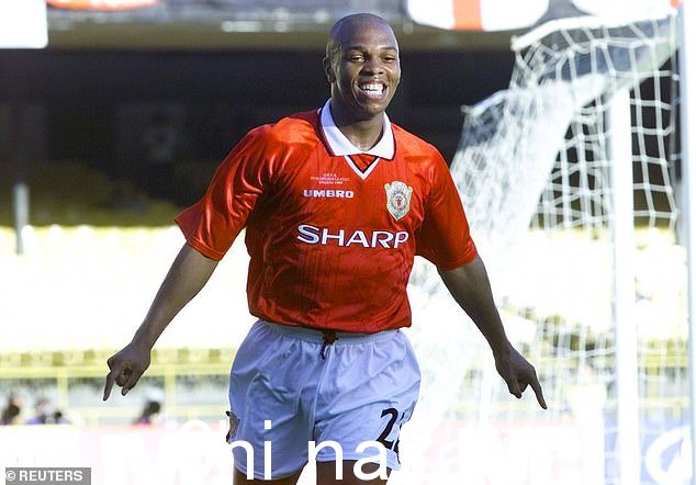 昆顿·福琼庆祝在 2000 年巴西 FIFA 俱乐部世界杯上为曼联对阵安吉·波斯特科格鲁 (Ange Postecoglou) 的南墨尔本队的比赛中进球