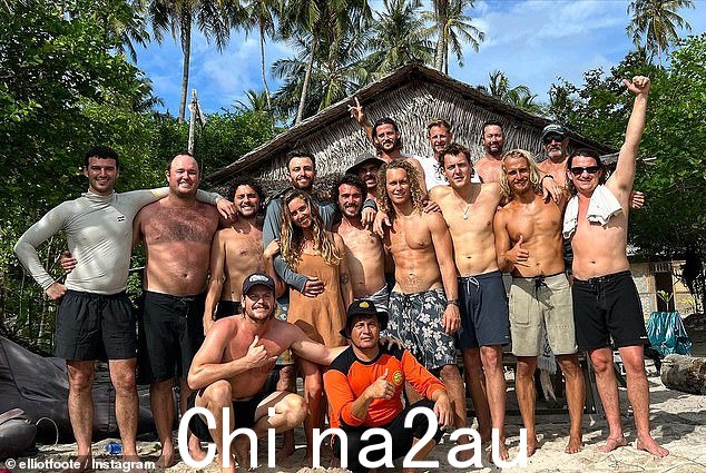 四名澳大利亚冲浪者(与朋友在陆地上合影)在印度尼西亚船员前面划桨,希望尽快获得帮助