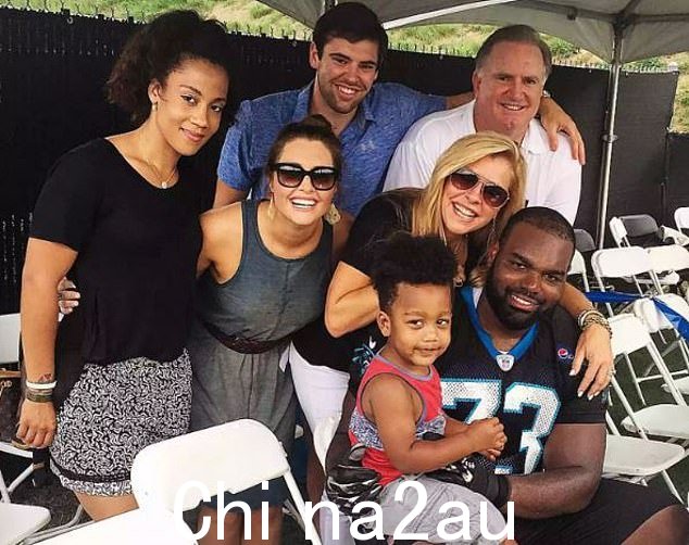 Michael Oher 与 Tuohy 一家合影。他现在指责他们对他撒谎,让他签署文件,让他们成为他的保护者,而不是他的养父母