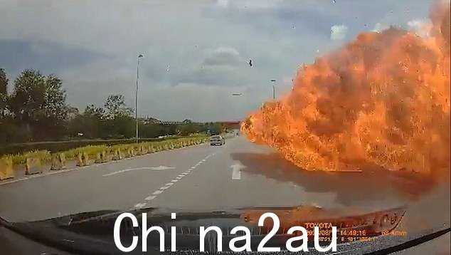 行车记录仪拍摄的飞机撞上混凝土并爆炸的瞬间